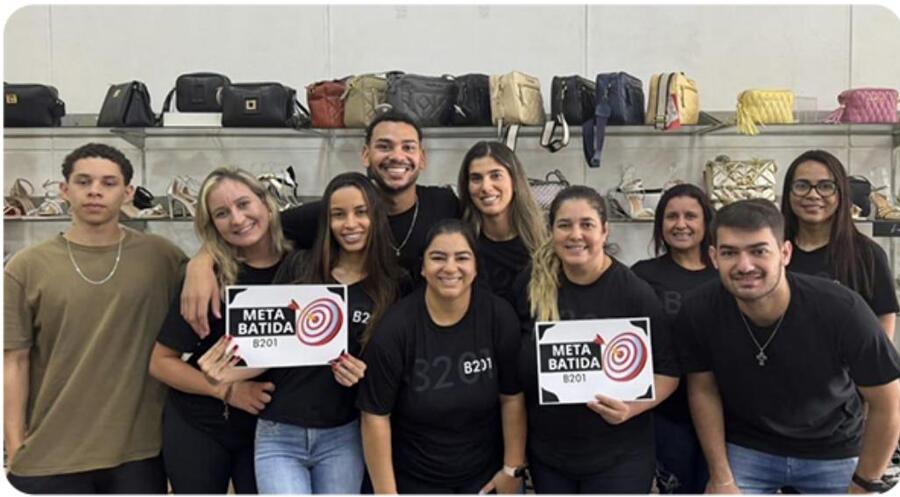 Equipe de cliente da Varejo de Jeito comemorando meta batida 1