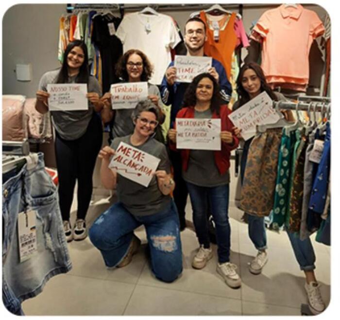 Equipe de cliente da Varejo de Jeito comemorando meta batida 4
