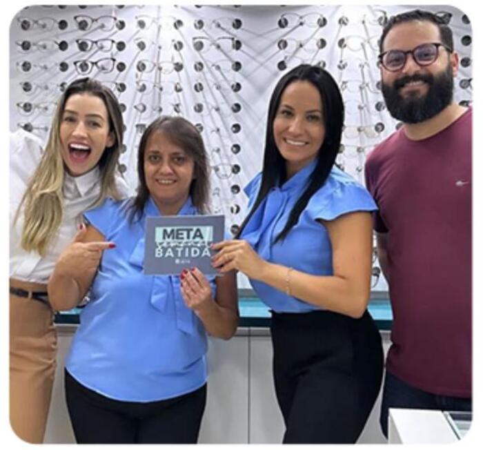 Equipe de cliente da Varejo de Jeito comemorando meta batida 5
