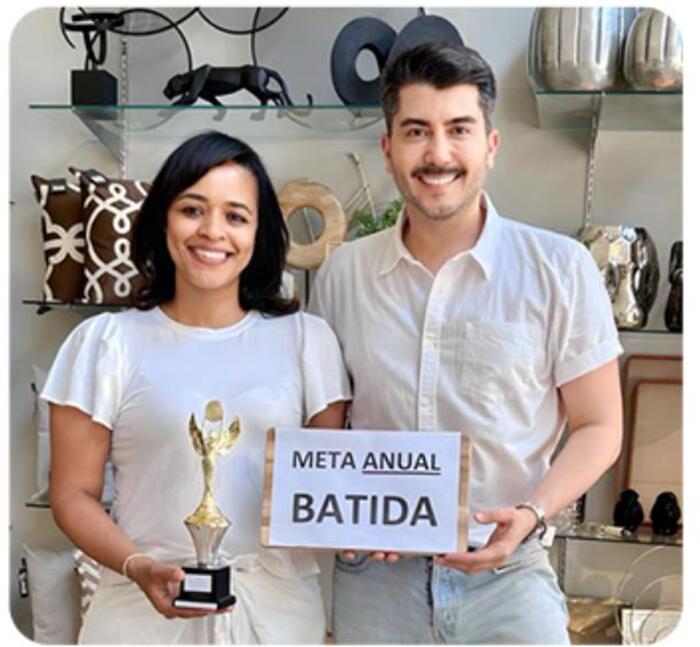 Equipe de cliente da Varejo de Jeito comemorando meta batida 2